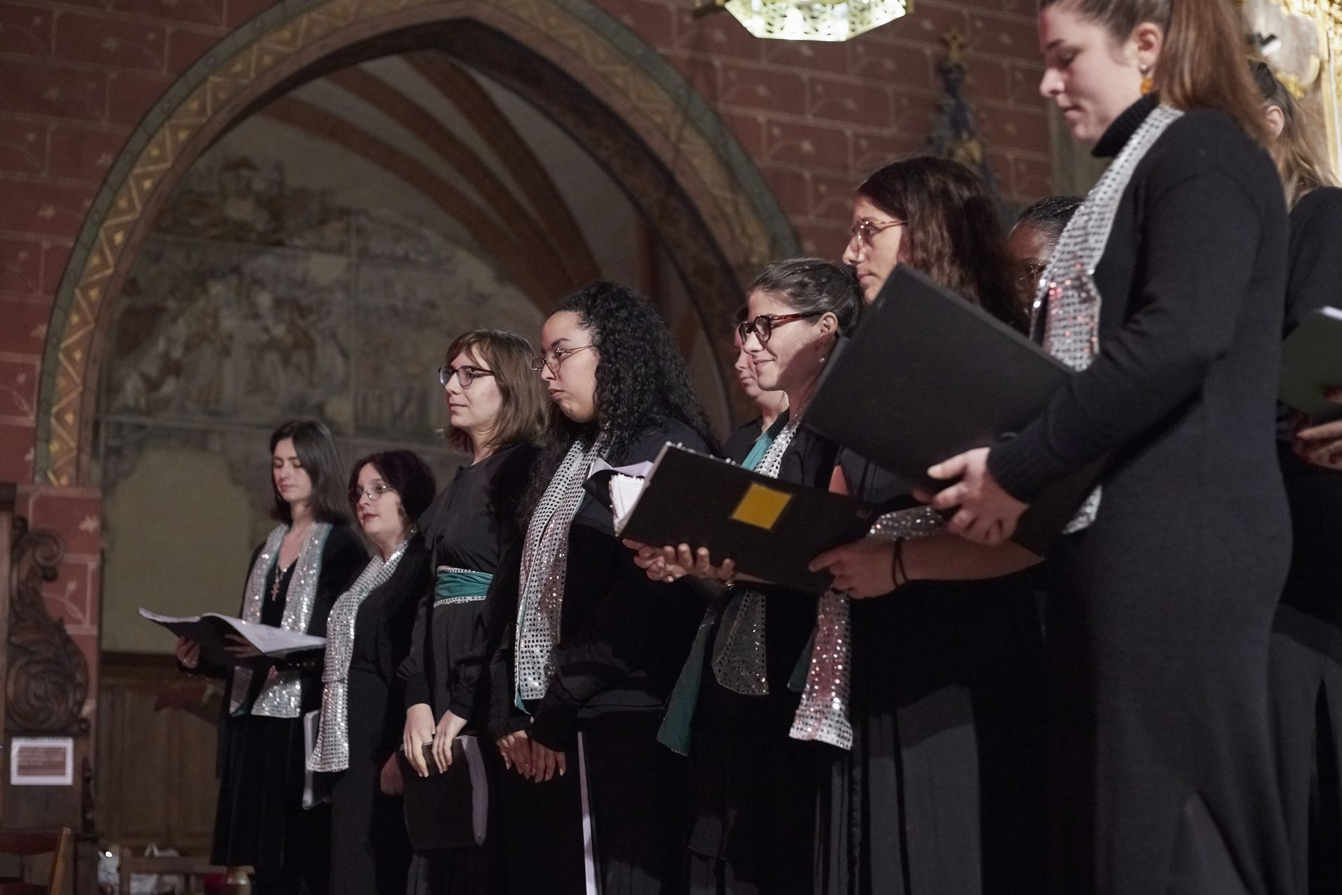 Photo de femmes qui chantent dans une église